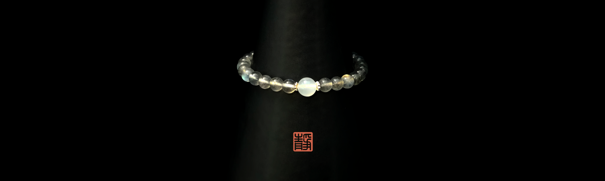 Wearable Feng Shui crystal bracelet with Grey Moonstone and White Agate for Sleep and Recovery - JING Balance