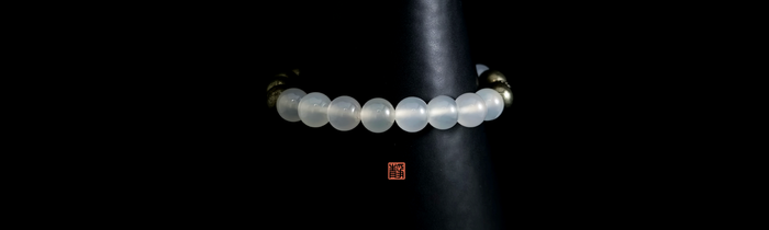 Wearable Feng Shui crystal bracelet with  White Agate  for stable judgment- JING Balance