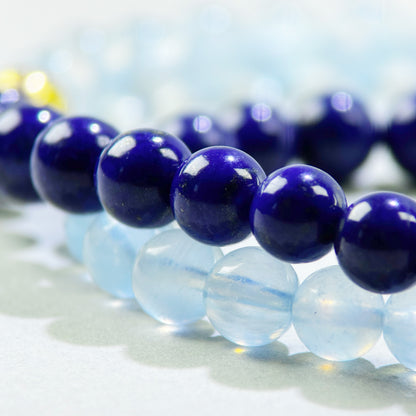 Close-up of Lapis Lazuli and Aquamarine beads in a crystal bracelet for structured thinking and clear communication